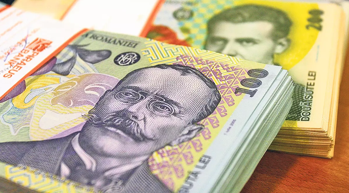 Euro a depășit 4,65 lei pentru prima dată în 2018. Bancnote de 100 și 200 de lei