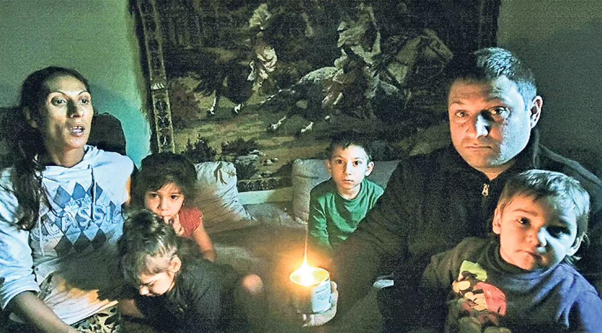 Au case cu etaj, dar n-au curent