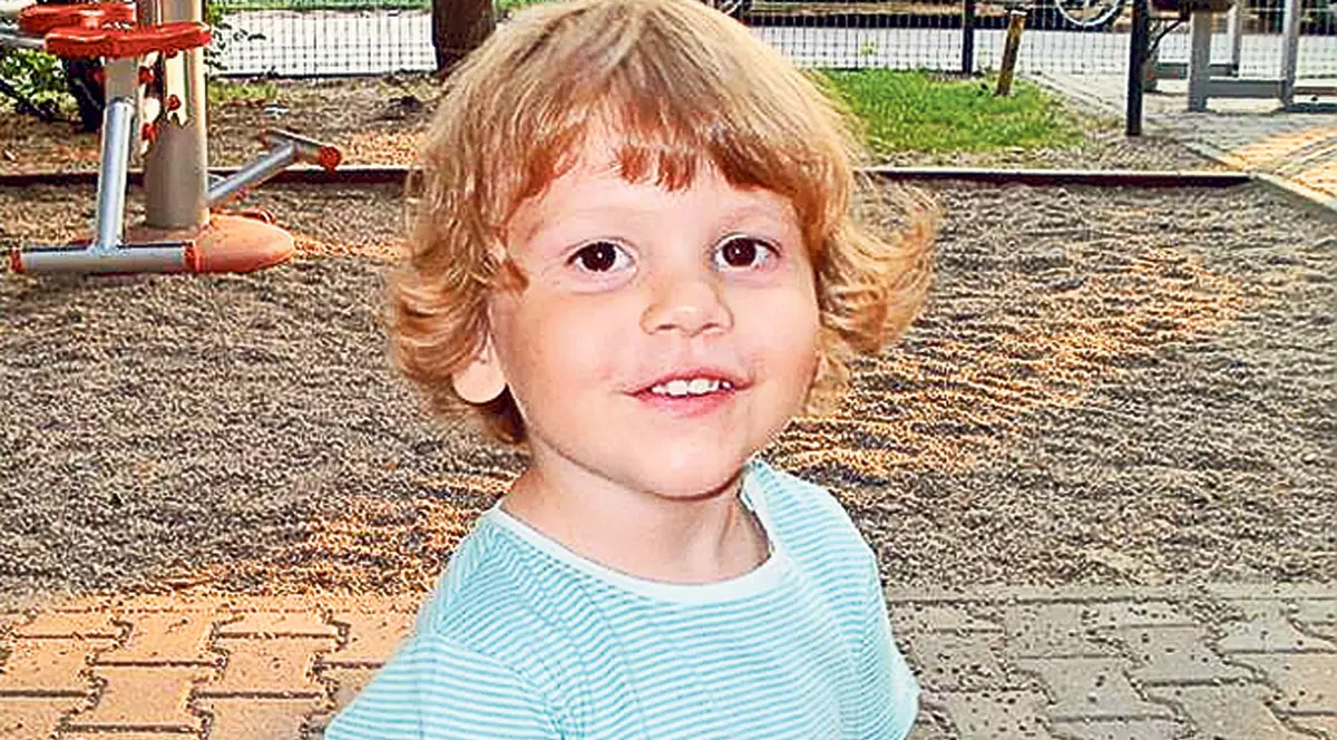 EXCLUSIV | În lacrimi la cimitir! De Sf. Ion, părinţii lui Ionuţ Anghel, băieţelul ucis de maidanezi, vor merge la mormântul lui