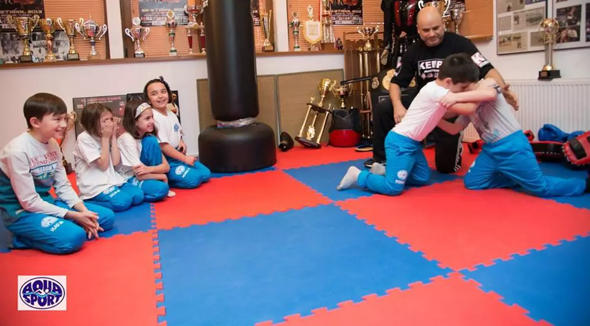Copiii de la clubul de înot Aqua Sport au descoperit beneficiile antrenamentelor de kempo