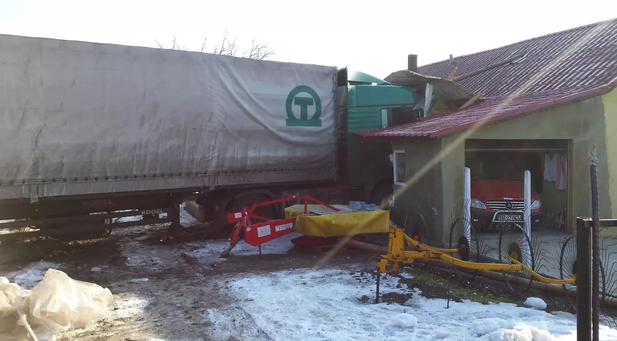 S-au trezit cu TIR-ul în casă 