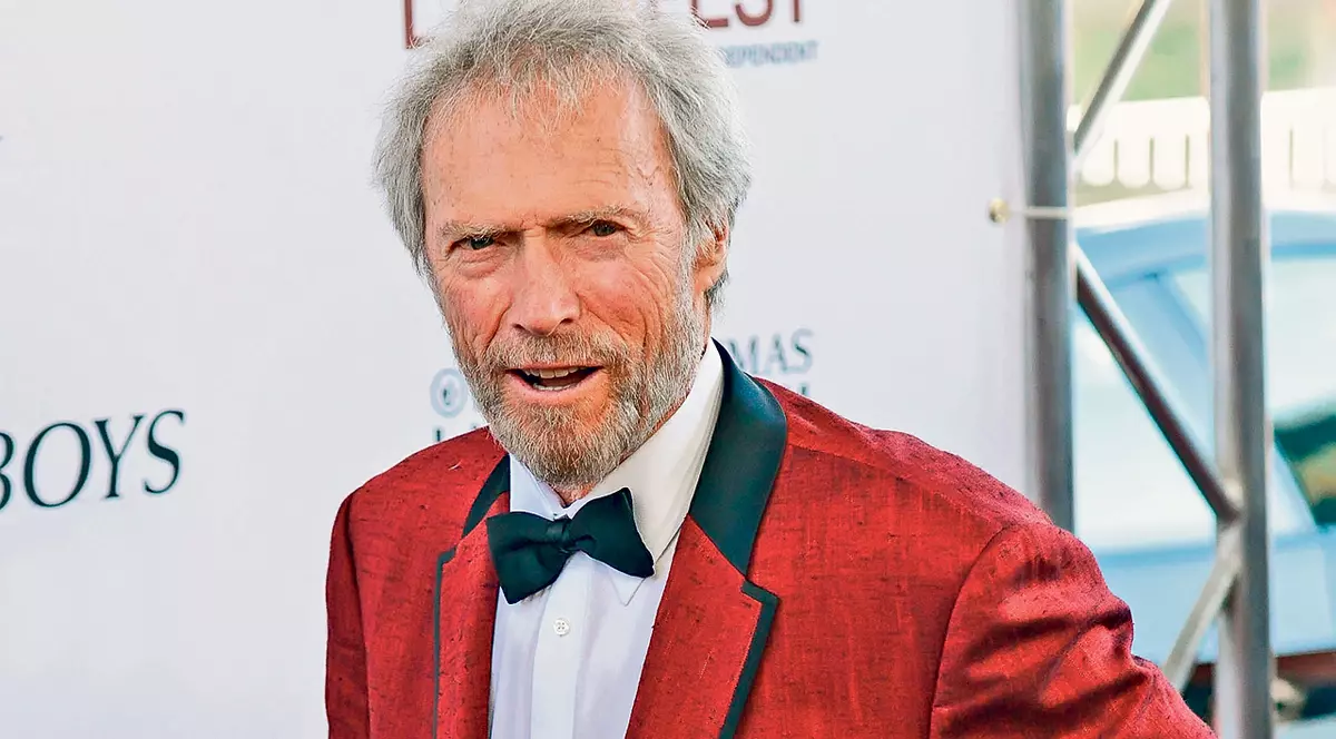 Clint Eastwood ar putea da lecţii de seducţie oricărui bărbat! Învârte femeile pe degete, la 84 de ani