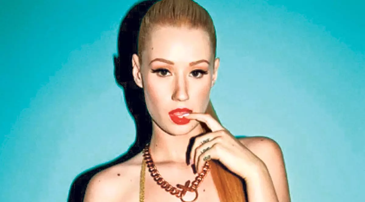 Luaţi-vă o cameră! Iggy Azalea şi-a lins iubitul pe faţă, la un meci
