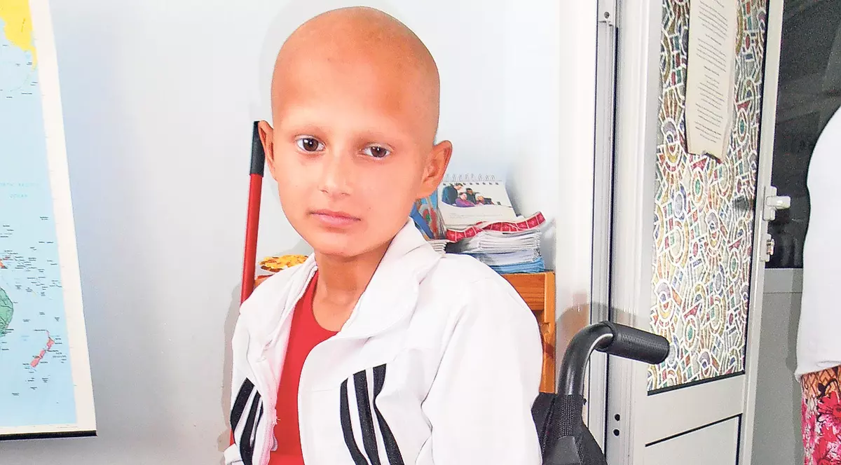 Ana Maria a primit bicicleta medicinală necesară! Alex Pârvu, un tânăr şofer de TIR, a fost «Moş Crăciunul» ei