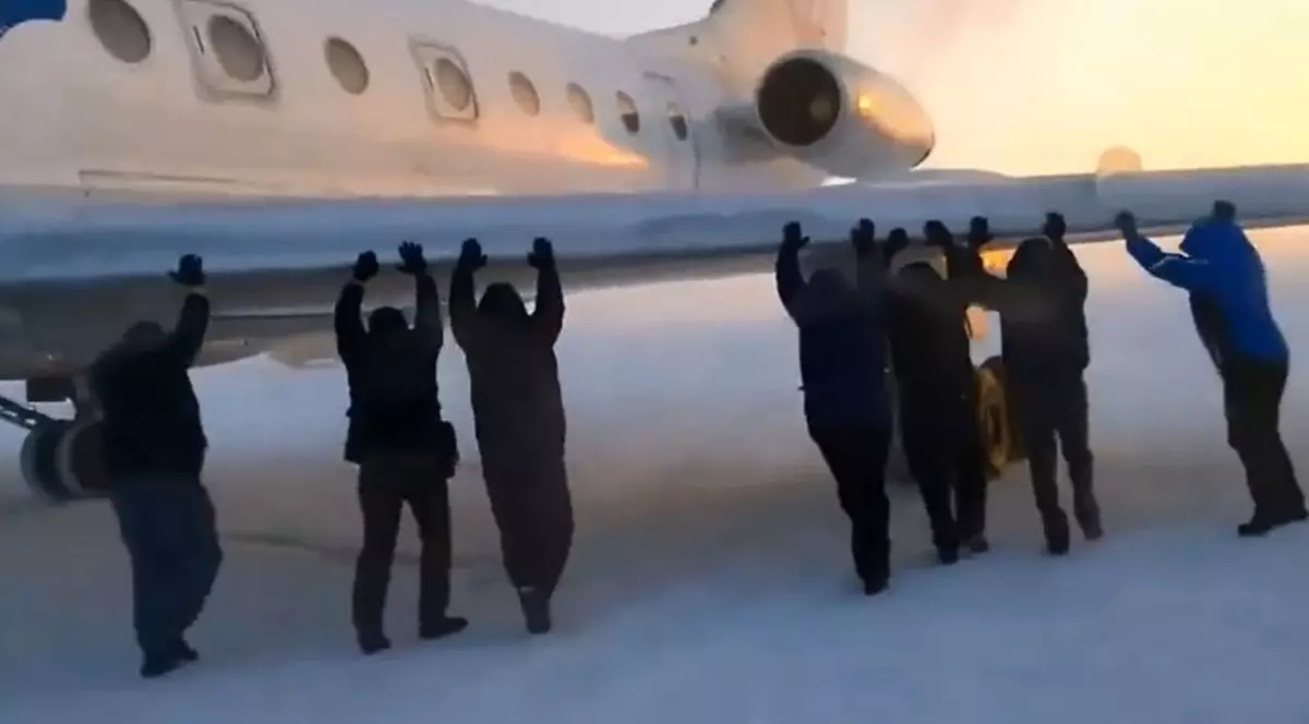 Ce au păţit angajaţii unui aeroport din Rusia, după ce pasagerii au fost nevoiţi să împingă un avion | VIDEO