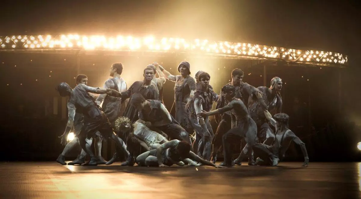 Acrobații de la Cirque de Soleil vin la București cu 4,5 tone de bagaje