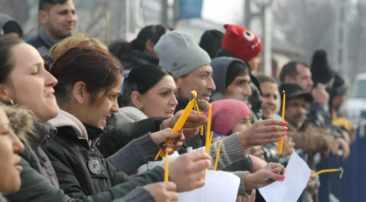 Romii din Jilava și-au strigat oful în fața primăriei:  „De 10 ani vă bateți joc de noi!”