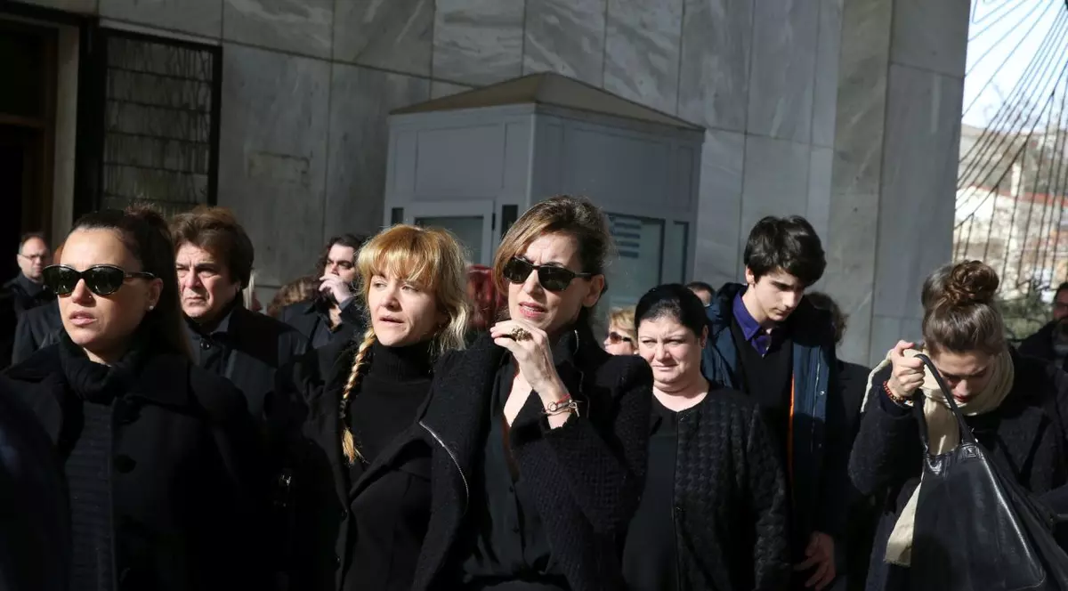 Lacrimi şi durere! Imagini emoţionante de la înmormântarea lui Demis Roussos 