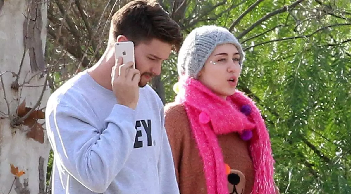 Fiul lui Arnold Schwarzenegger renunţă la 50 de milioane de dolari pentru Miley Cyrus?