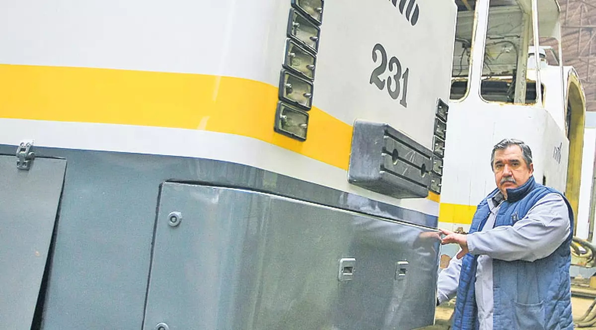 Victor Nelea repară tramvaie de 40 de ani, fiind unul dintre cei mai vechi meșteri din uzina RATB | FOTO