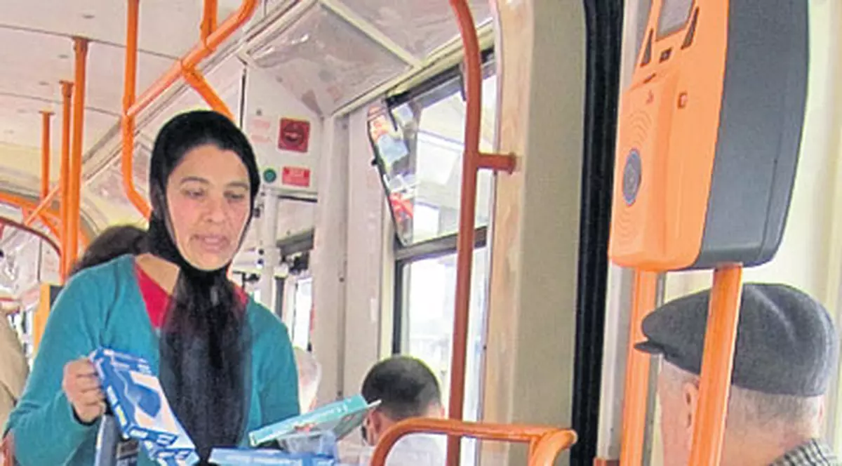 CE NE ENERVEAZĂ | Vânzătorii ambulanți din transportul în comun