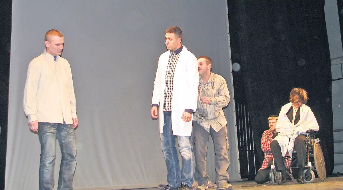 Celula artistică | Un actor modelează deținuții de la Codlea în artiști