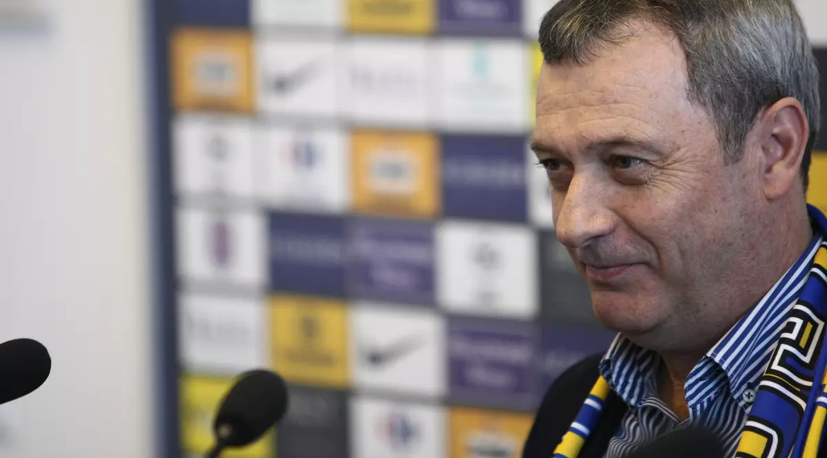 ”Turcu, un limbric cu prelungitor. Să nu treceți pe sub Arcul de Triumf”