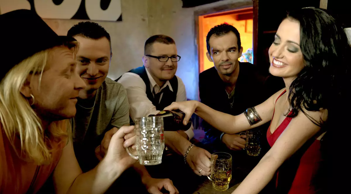 TOPUL celor mai MARI CONSUMATORI de ALCOOL în barurile din ROMÂNIA