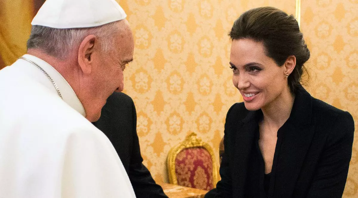 Angelina Jolie, în VIZITĂ la Papa Franacis. Ce i-a DĂRUIT SUVERANUL PONTIF ACTRIȚEI