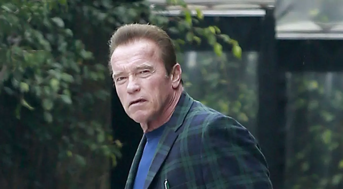 ARNOLD SCHWARZENEGGER s-a abonat la CHARLIE HEBDO!