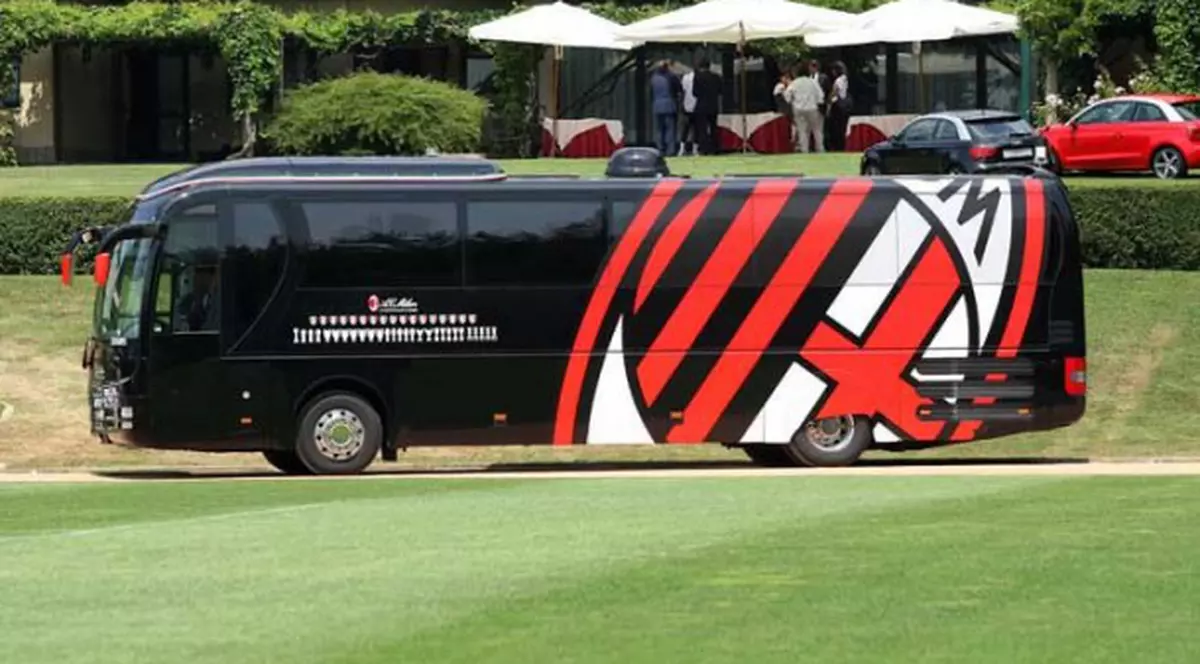 AC Milan și-a vândut autocarul! Fanii îi ironizează: să meargă cu mașina familiei Flinstone!