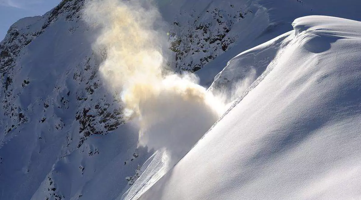 RISC RIDICAT DE AVALANȘE LA MUNTE. Zonele pe care e bine să le eviți!