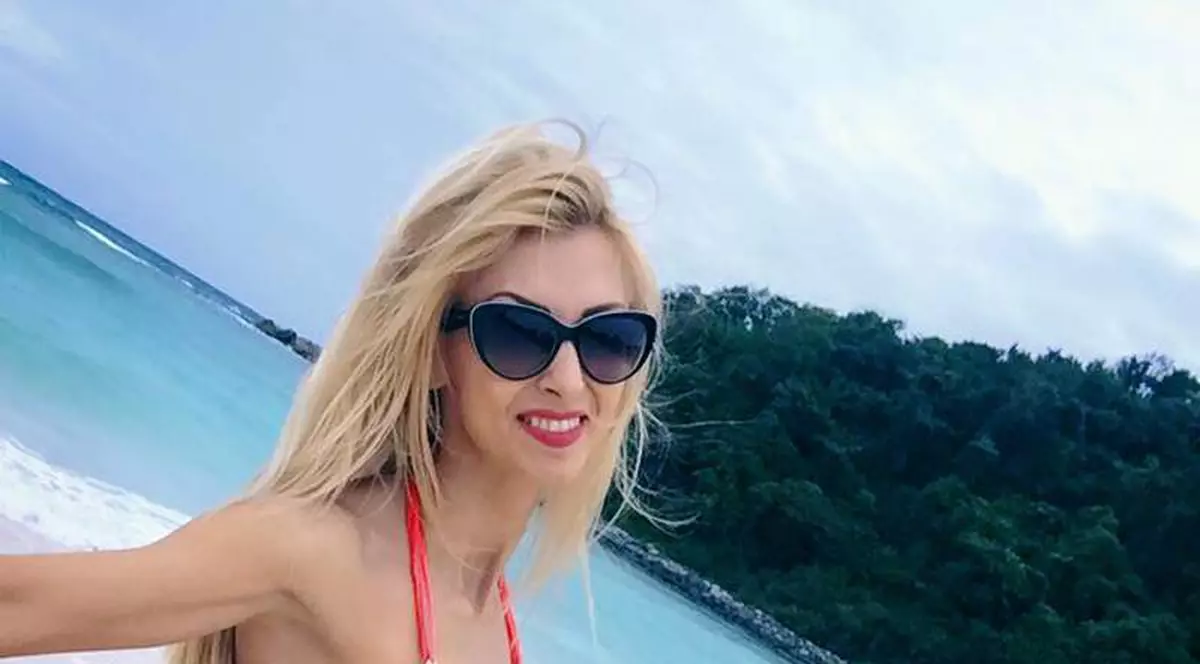 Andreea Bălan își arată SÂNII IMENȘI într-un costum de baie minuscul | FOTO