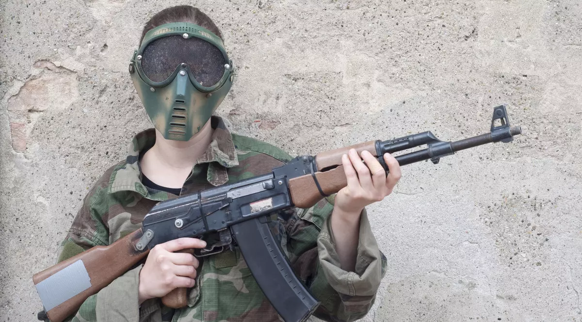 Peste 80 de persoane, evacuate în cadrul unei anchete ce vizează traficul de arme