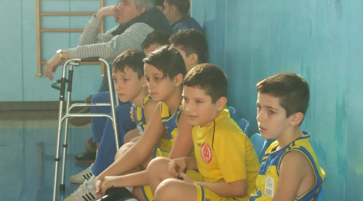 Fosta legendă a Stelei, Virgiliu Căpuşan, creează viitorii campioni ai baschetului. Taxa e de 150 de lei pe lună. REZULTATELE TURNEULUI U13