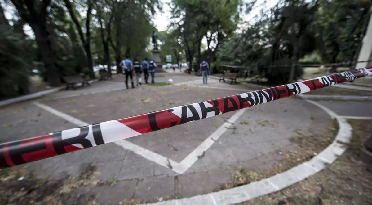 UPDATE | Fierbe EUROPA! Un bărbat s-a baricadat într-o clădire din Italia, ameninţând că va împuşca trecătorii 