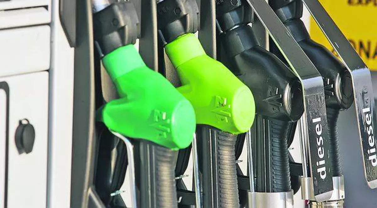 Şoferilor nu le vine să creadă: benzina e sub 5 lei/litru