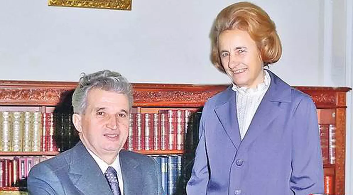 Exclusiv! Fotoliile lui Ceaușescu, aruncate prin Casa Poporului