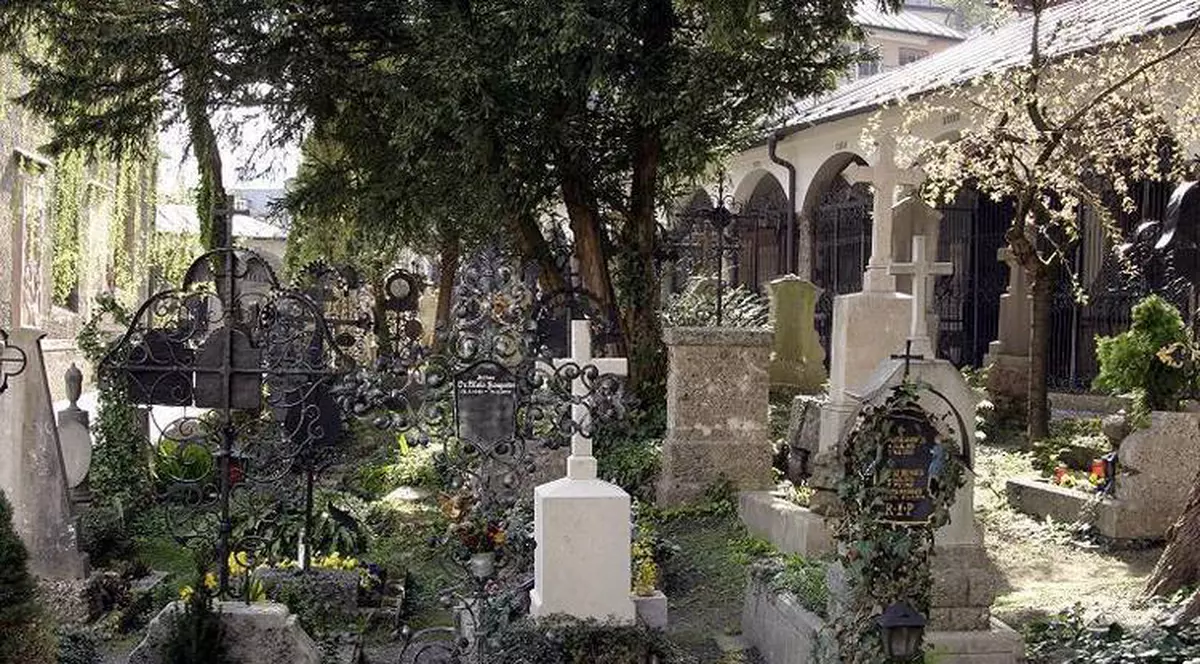 Gest terifiant, din dragoste! S-a așezat pe mormântul iubitului și și-a turnat pe gât o sticluță cu otravă! 