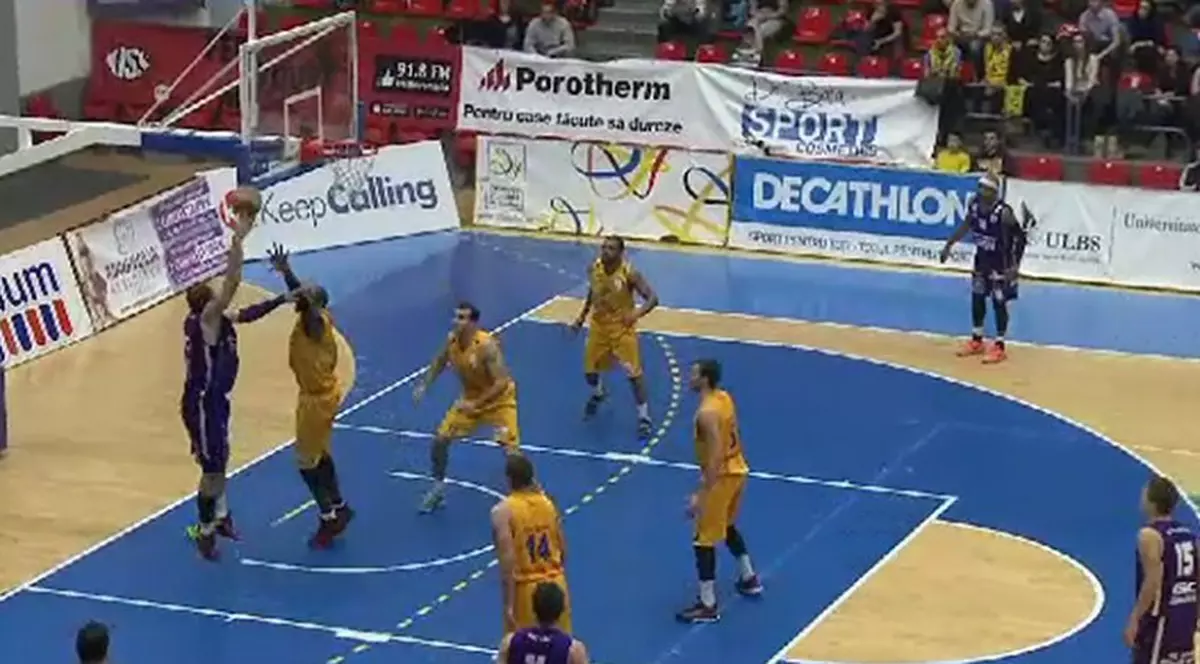 La Sibiu, nuntă pe parchet! Mireasa le-a aruncat norocul la coș! / VIDEO