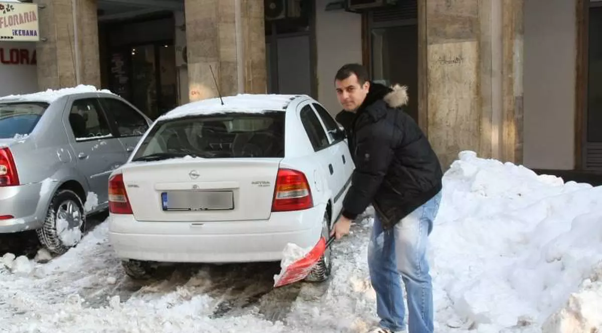 Ai gheață în fața casei și nu ai curățat-o? Te alegi cu o amendă de te ustură