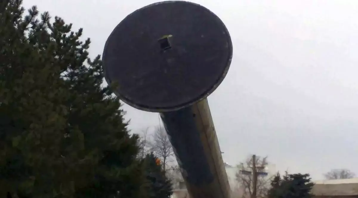 Turnul de la hipodromul din Ploiești, demolat cu un buldoexcavator | VIDEO