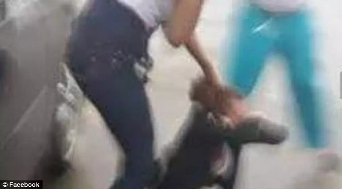 UMILITĂ în ULTIMUL HAL! O TÂNĂRĂ a fost TUNSĂ și BĂTUTĂ de șase femei. IMAGINILE au ajuns pe INTERNET | VIDEO 