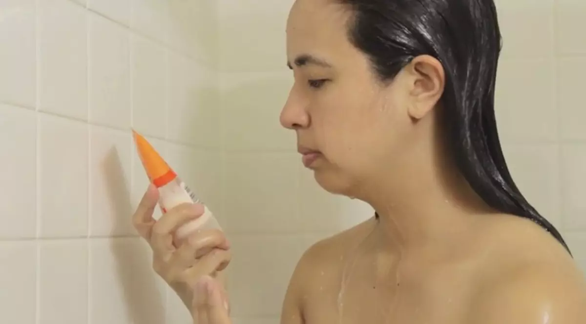 Ce fac femeile la duș, când sunt singure | VIDEO