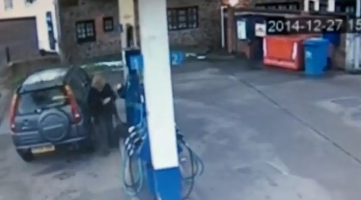 PĂZEA! FEMEIE la BENZINĂRIE! Ce A IEŞIT DEPĂŞEŞTE ORICE IMAGINAŢIE | VIDEO