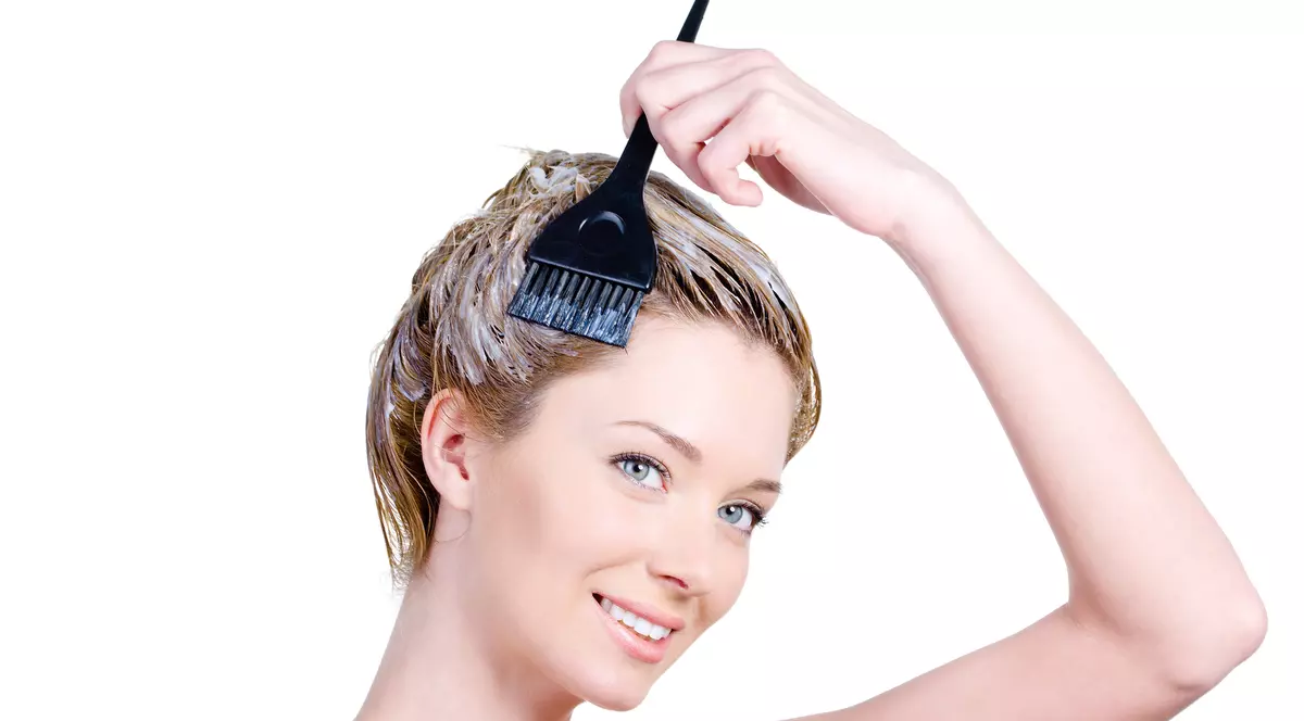 Îți vopsești des părul? LA CE RISCURI TE EXPUI