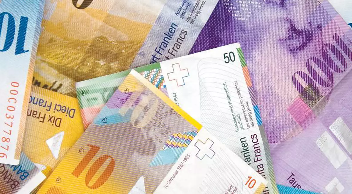 PROTEST MASIV ÎN BUCUREŞTI! Clienţii cu credite în FRANCI ELVEŢIENI AU IEŞIT ÎN STRADĂ