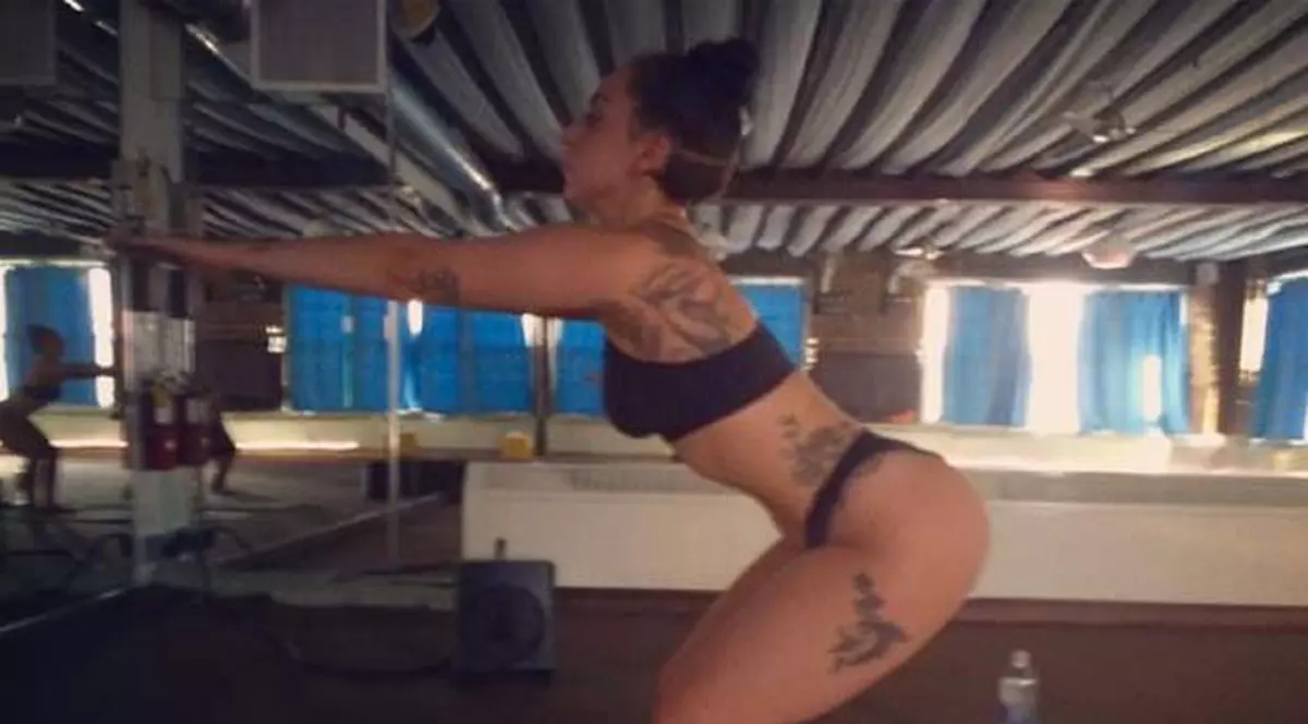 O cântăreață celebră își arată fundul în toată splendoarea lui pe internet. Foto în articol! 