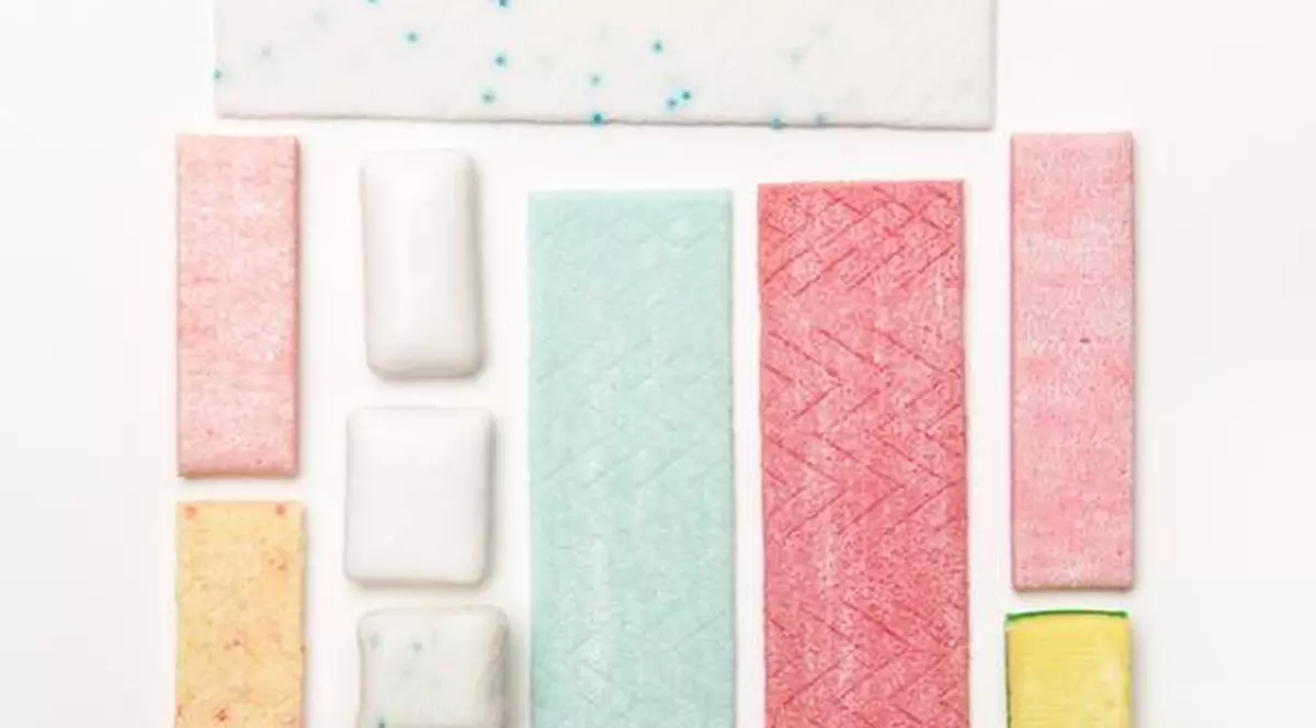 MESTECI GUMĂ? Ai grijă, TE POATE OMORÎ!