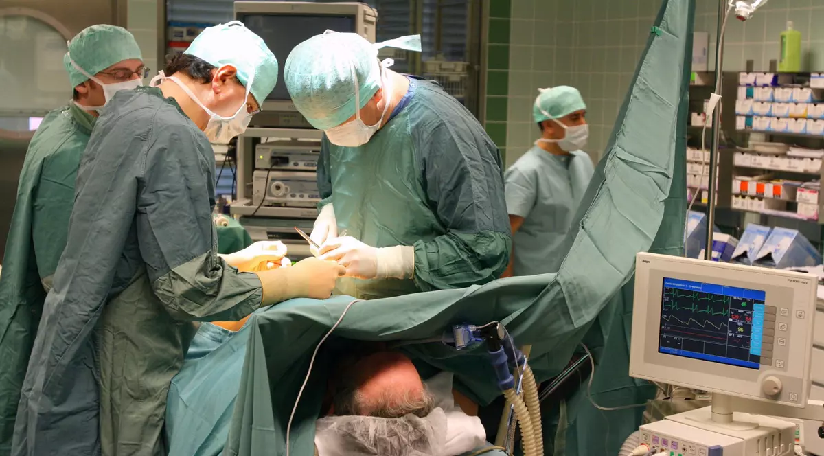 PREMIERĂ MEDICALĂ în România! DUȘ CU CITOSTATICE pentru un BOLNAV DE CANCER