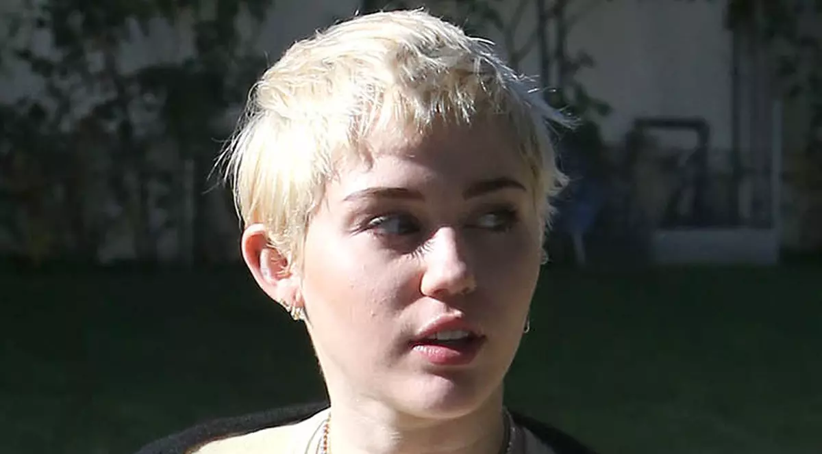 Ce urâțică e! Miley Cyrus, "Rățușca cea urâtă" | FOTO