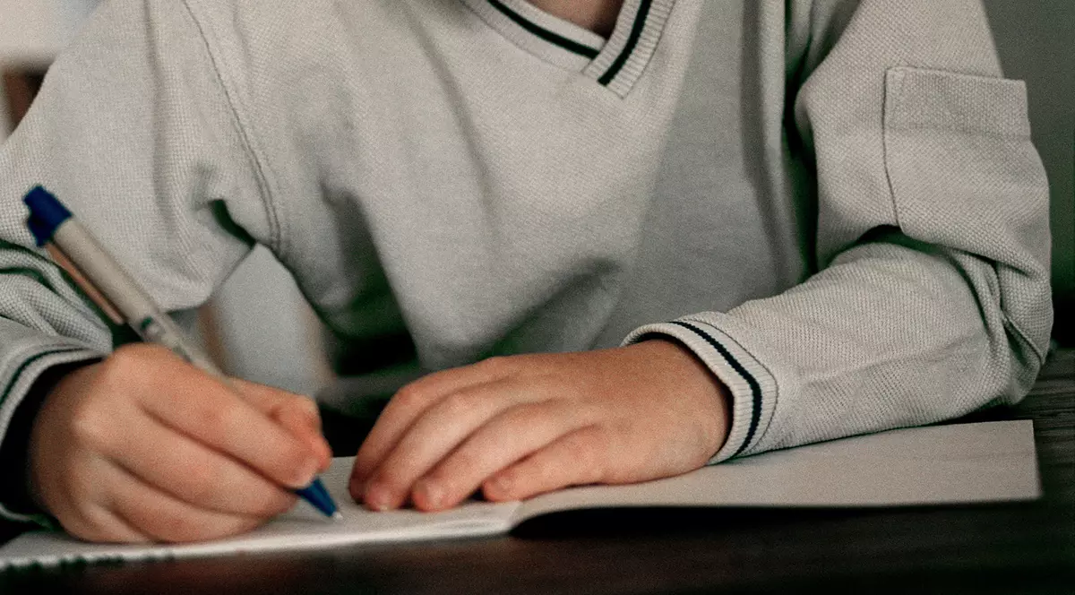 CE ÎI RĂSPUNDE UN BĂIEȚEL de 11 ani UNEI COLEGE, la întrebarea ”Mă placi?”!