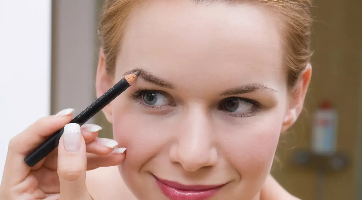 Procedura de înfrumusețare, la care nu te-ai fi gândit: RIDICAREA DE SPRÂNCENE