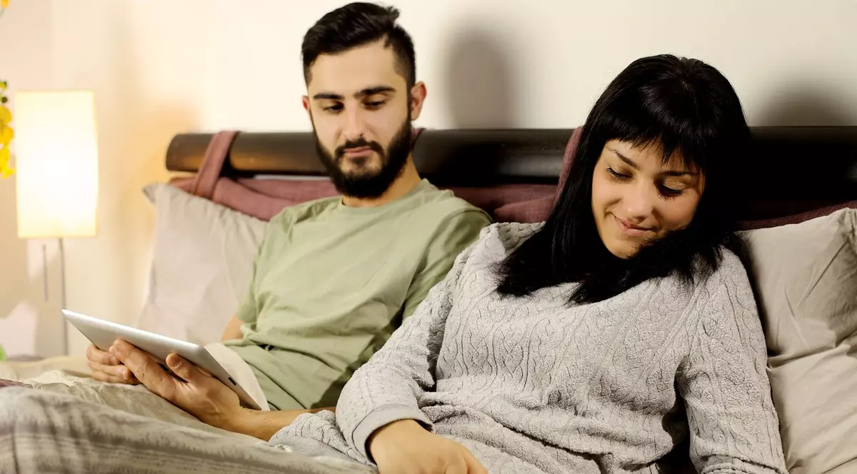 A transmis LIVE aventura NEVESTEI LUI cu un alt BĂRBAT. OAMENII AU FOST FASCINAŢI