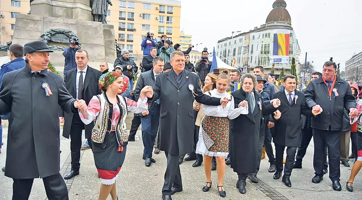 Iohannis a-ncins hora la Iaşi | FOTO