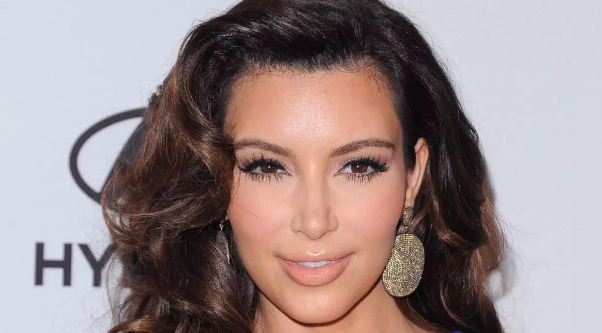 KIM cea MITITICĂ! INCREDIBIL CUM ARATA NĂBĂDĂIOASA BRUNETĂ la 7 ANI! | FOTO