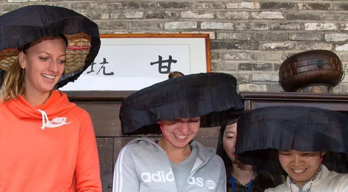 Simona Halep s-a pus pe GĂTIT în China. ^Are deja antrenamentul făcut din ţară, dar asiaticii au învăţat-o o reţetă nouă / FOTO