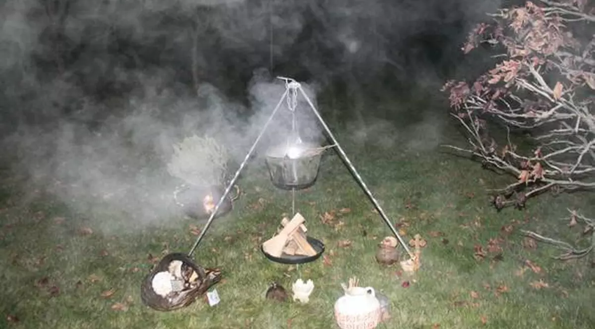 LOC BLESTEMAT la marginea BUCUREŞTIULUI! ANIMALELE nu vor să bea apă de AICI iar toţi sătenii SE TEM SĂ SE APROPIE din pricina LUMINILOR BIZARE