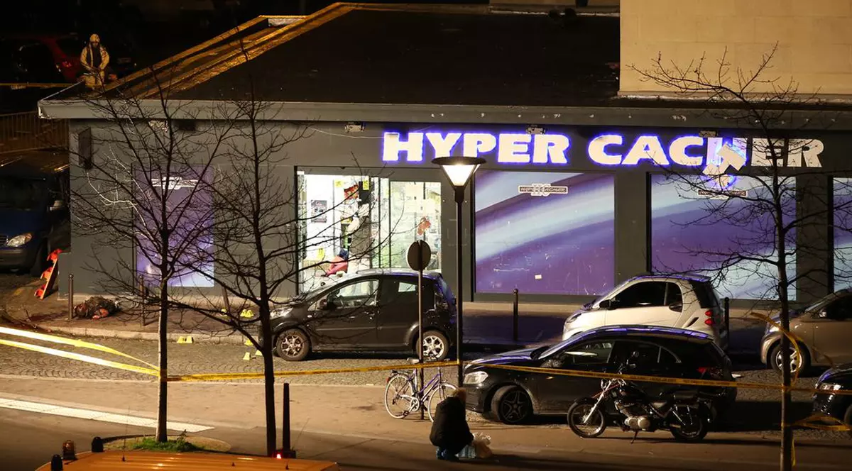 Moartea ȘOCANTĂ a unui PRIZONIER! A încercat să împuște TERORISTUL, dar n-a funcționat arma