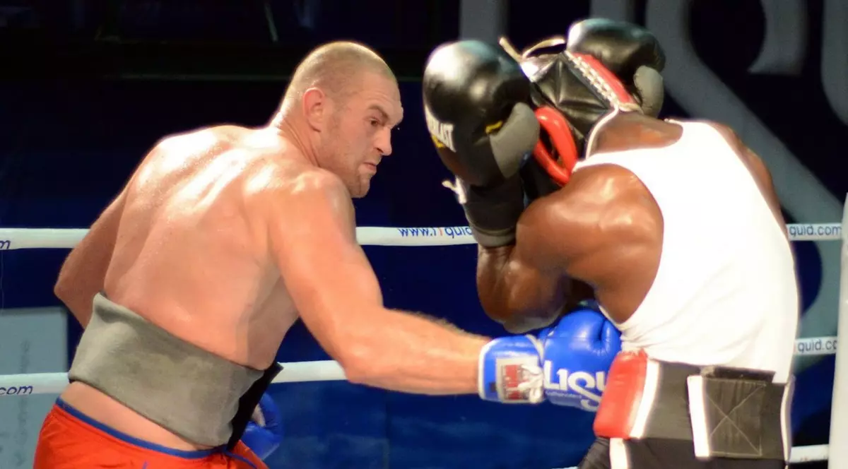 Cristi Hammer se luptă cu doi Fury